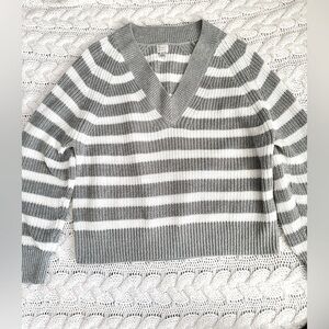 ✨A New Day women’s v-neck sweater in good/fair condition lightly worn. ✨